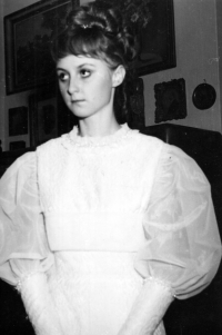 Mireia Ryšková na maturitním plese v Lucerně v Praze, 1969
