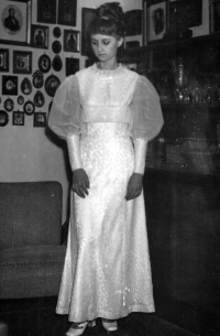 Mireia Ryšková před maturitním plesem, 1969