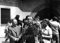 Mireia Ryšková s rodiči, první promoce, Praha, 1975