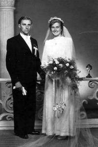 Svatební fotografie Josefa a Jarmily Stříbných s rodiči, 1960