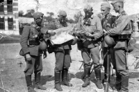 Vojáci na ruské frontě, 2. světová válka, úplně vpravo Paul Mrovec, bratr pamětníkovy matky, ročník 1914, na ruské frontě byl 5x raněný, z výcviku Čsl. armády šel rovnou do 2. světové války