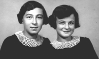 Věra Schiff (vpravo) se sestrou Evou před deportací