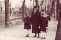 Věra Schiff s matkou a sestrou Evou na Letné, 1938