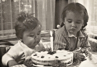 Helena Kratochvílová (roz. Borková) s bratrem Janem Borkem, 1946