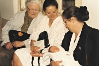 Helena Kratochvílová poprvé babičkou – porodnice Praha-Podolí, babička, dcera Hanka, pamětnice s novorozeným vnukem Mikulášem, 1995