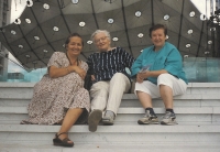 Helena Kratochvílová, její matka Marie Borková a kolegyně ze správy Činohry ND Helena Trojanová, Paříž, 1996