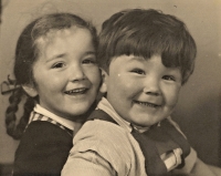 Helena Kratochvílová s bratrem Janem, 1948