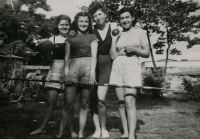 Věra Schiff (druhá zleva) se sestrou Evou a přáteli na Hagiboru