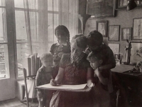 V ateliéru babičky Marie Fischerové-Kvěchové (MFK), babička MFK s vnoučaty – Ivan Látal, Helena Kratochvílová, její bratr Jan a Jiří Látal, vila Sacrabonie, Černošice, 1955