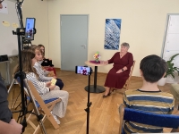 Dagmar Strnadová s žáky při nahrávání pro projekt Příběhy našich sousedů, 2023