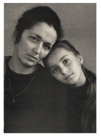 Helena Kratochvílová s dcerou Hankou, foto Dr. Jelena Látalová, 1966