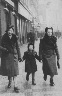 Začátek roku 1939. Marta Chlupáčová s maminkou a služebnou Dorkou na Národní třídě