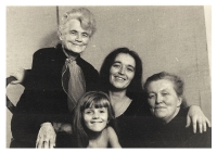 Babička pamětnice, malířka Marie F.-Kvěchová, Helena Kratochvílová, její maminka Marie Borková, vpředu dcera Hanka, 1970