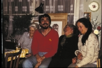 Bratr pamětnice Jan Borek přijel ze Švédska na návštěvu – babička MFK, Jan Borek, Helena Kratochvílová a maminka Marie Borková, vila Sacrabonie, Černošice, 1978