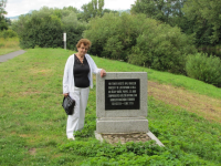Věra Schiff u památníku v Terezíně