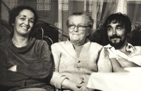 Bratr pamětnice Jan Borek přijel ze Švédska na návštěvu – Helena Kratochvílová, babička MFK a Jan Borek, jídelna vily Sacrabonie, Černošice, 1978