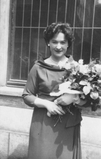 Marta Chlupáčová na promoci po absolvování Geologicko-geografické fakulty UK v roce 1958