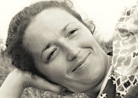 Helena Kratochvílová na zahradě v Černošicích, 1980