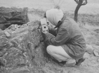 Marta Chlupáčová při práci v terénu