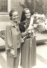 Promoce dcery, UK Praha 1979, Helena Kratochvílová s dcerou Hanou Tuháčkovou