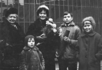 Marta Chlupáčová (uprostřed) s matkou Marií a dětmi Janem, Olgou a Tomášem. Doktorská promoce 1969