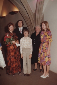 Marta Chlupáčová s matkou Marií a dětmi Janem, Olgou a Tomášem na kandidátské promoci