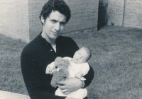 Manžel Ondřej Ernyei s dcerou, Anglie, 1973
