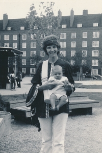 Marta Ernyeiová s dcerou, Anglie, 1973