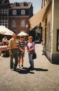 Vlasta Křížová Gallerová s manželem a se synem, Anglie 1993