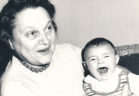 Matka Vlasta Gallerová s vnukem, 1974