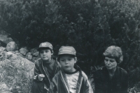 Vlasta Křížová Gallerová s dětmi, 1983