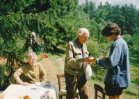 Otec Arnošt Galler se sestrou a vnukem 1993