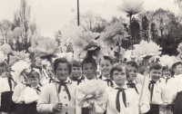 Jana Pavlovská (vykukuje úplně vpravo) na oslavách 1. máje v polovině 6O. let dvacátého století