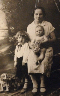 Ervín Sedláček s matkou Janou Sedláčkovou a starším bratrem Zdeňkem, 1929