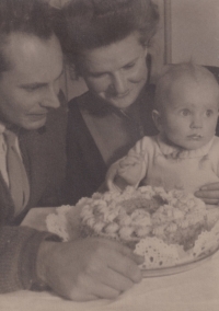 S rodiči Boženou a Blahoslavem Formanovými, 1949