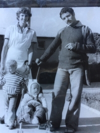 Marta Ernyeiová s rodinou jako zdravotní sestra, konec 70. let 20. století