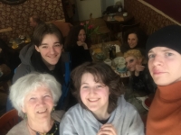 Marta Ernyeiová (vlevo) s dcerami a vnoučaty, r. 2023