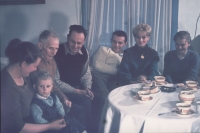 Rodina Formanových v domě v Čáslavi, zleva Božena Formanová, Jan Kunášek, Blahoslav Forman, Miloš Forman, Jana Brejchová, Blahoslava Procházková, 1960