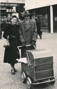 Jarmila Vítovská s manželem na procházce s kočárkem.