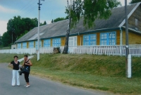 Libuše Nidetzká před školou v Suchowcích, kde studovala v dětství. Foceno během návštěvy Volyně v roce 2011