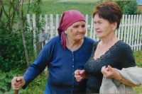 Libuše Nidetzká se svou ukrajinskou kamarádkou z dětství v Suchowcích na Volyni. Foceno během návštěvy Volyně v roce 2011