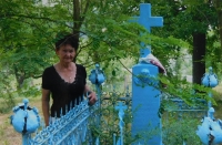 Libuše Nidetzká u hrobu sestry Rajenky Čechové v Suchowcích v roce 2011