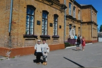 Libuše Nidetzká v Dubně na Volyni v roce 2011 u budovy, kde v mládí studovala střední dívčí školu
