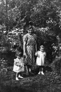 Monika Ruská s matkou Otilií a mladší sestrou Brigitou, kolem roku 1948