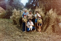Monika Ruská s rodiči a svými dětmi, 1977