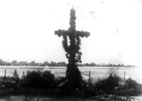Původní kříž na hrobě po pohřbení upálených a zastřelených obětí Č. Malína