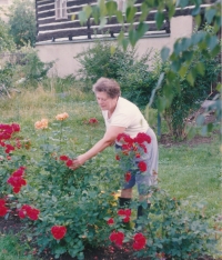Jarmila Vítovská na chatě v 90. letech