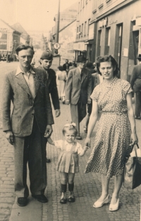Jarmila Vítovská na procházce s manželem a dcerou v roce 1953