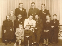 Svatba Jarmily Vítovské v roce 1950. Uprostřed s manželem. Nad manželem plukovník Plovajko, velitel z vojny.