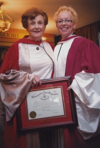 Věra Schiff coby laureát četsného doktorátu, 2013